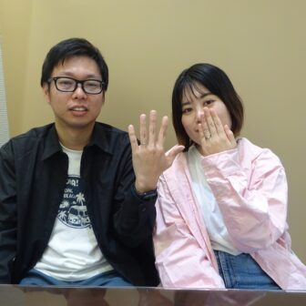 大阪府熊取町 gardenオリジナルの婚約指輪とインセンブレの結婚指輪をご成約のお客様です。