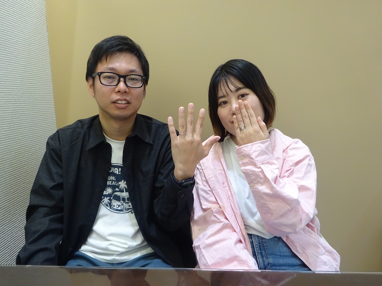大阪府熊取町 gardenオリジナルの婚約指輪とインセンブレの結婚指輪をご成約のお客様です。