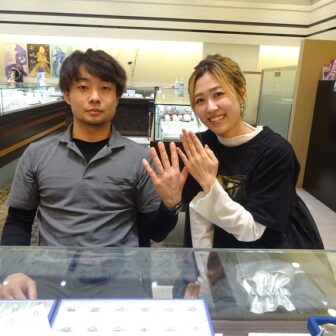 大阪府東大阪市 2人ともが一目ぼれし、歴史ある鍛造製法のフィッシャーの結婚指輪をご成約のお客様です。