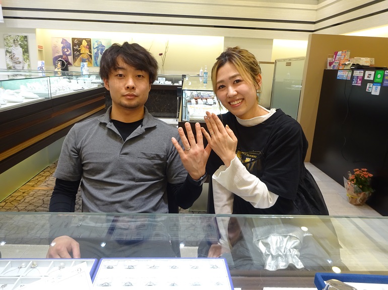 大阪府東大阪市 2人ともが一目ぼれし、歴史ある鍛造製法のフィッシャーの結婚指輪をご成約のお客様です。