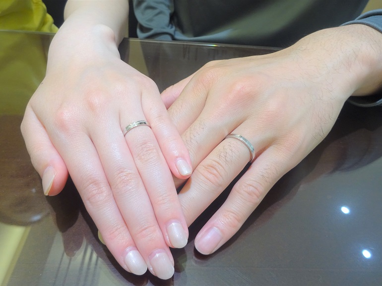 大阪府和泉市 シンプルで自分たちに似合ったセリューの結婚指輪をご成約のお客様です。