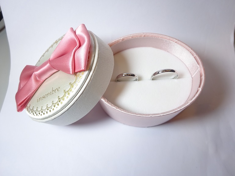 大阪府大阪市 シンプルで理想通りのデザインのインセンブレの結婚指輪をご成約のお客様です。