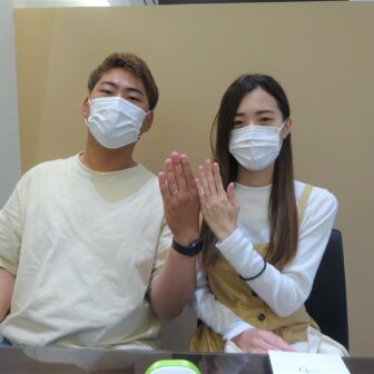 和歌山県和歌山市 値段、デザインともに満足できたウィズィーの結婚指輪をご成約のお客様です。
