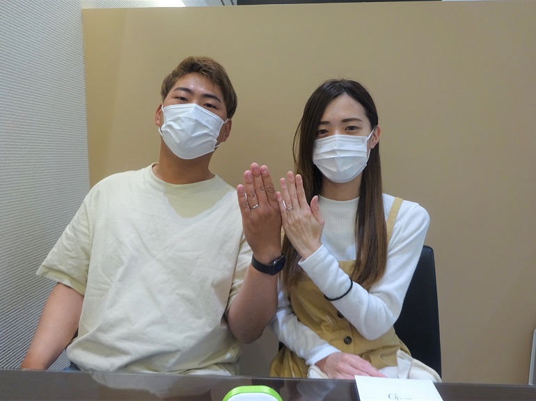 和歌山県和歌山市 値段、デザインともに満足できたウィズィーの結婚指輪をご成約のお客様です。
