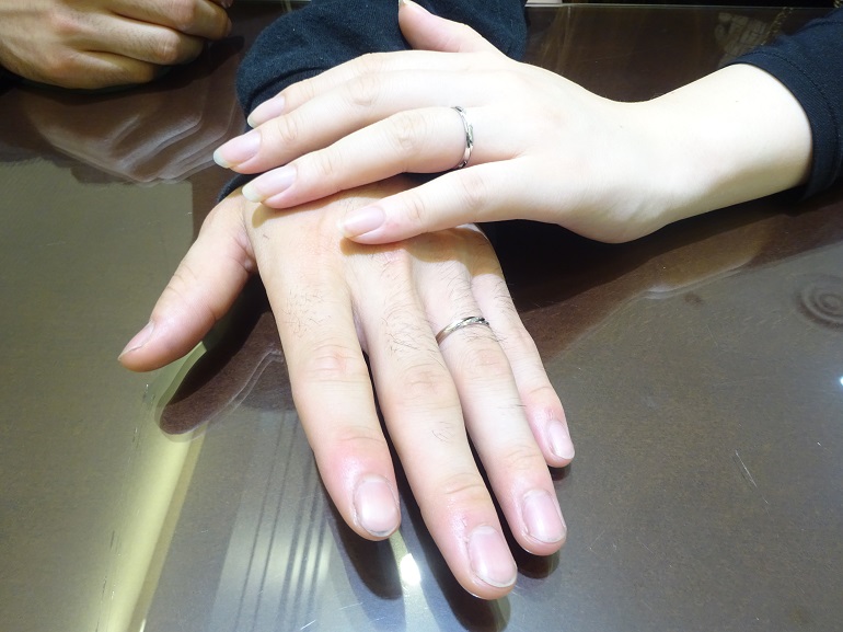 大阪府泉南市 鍛造製法という丈夫な造りとキラキラしたデザインが気に入り、インセンブレの結婚指輪をご成約のお客様です。