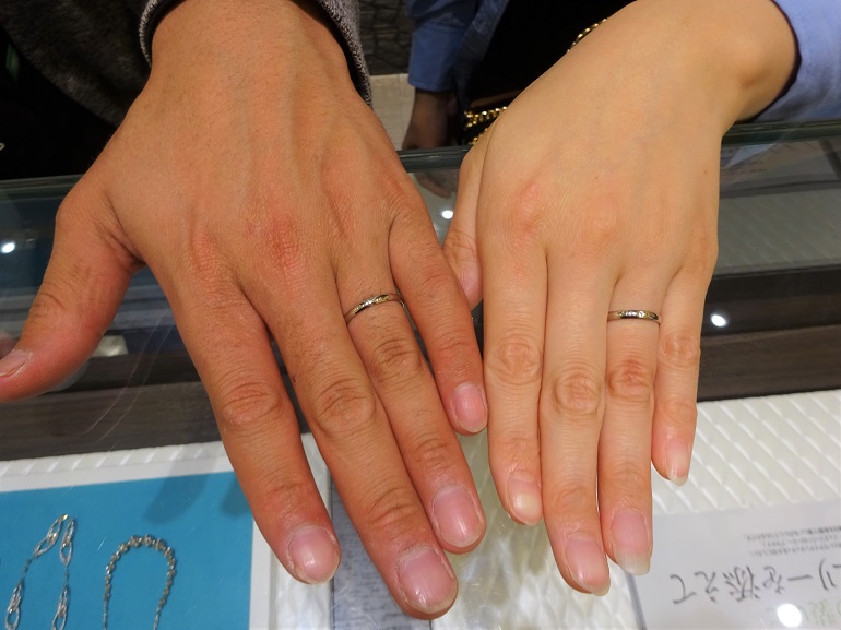 大阪府泉南市 鍛造製法という強度のある造りが2人とも気に入り、インセンブレの結婚指輪をご成約のお客様です。