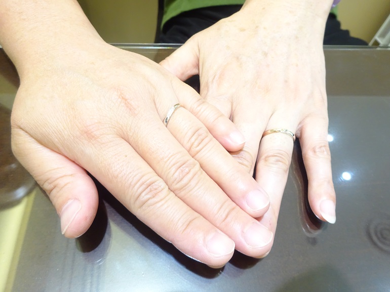 大阪府泉佐野市 2色使いのコンビリングが可愛くて、gardenオリジナルの結婚指輪をご成約のお客様です。
