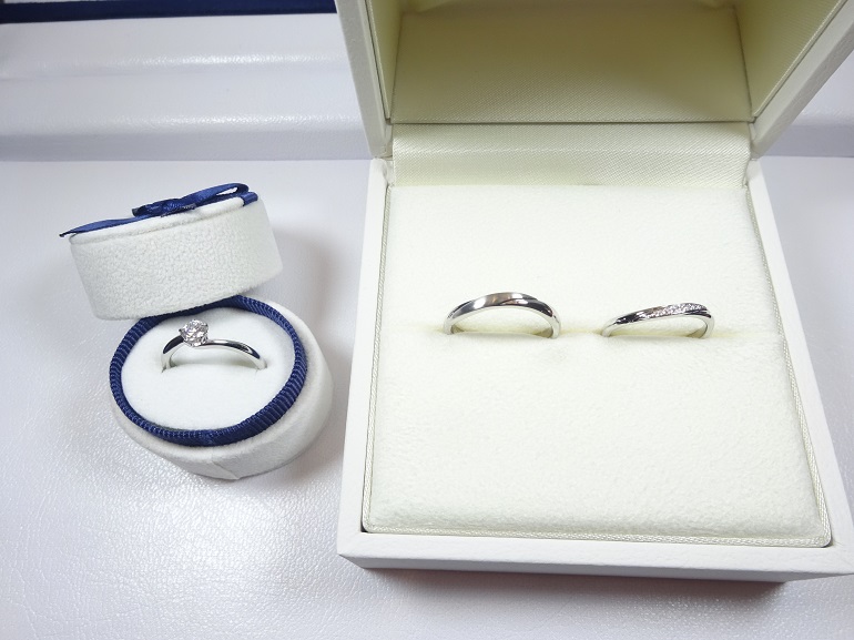 大阪府泉南市 gardenオリジナルの婚約指輪とヴィヴァージュの結婚指輪をご成約のお客様です。