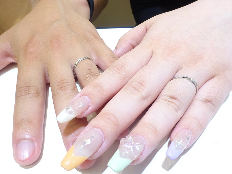 大阪府大阪市 誕生石を入れもらい、お気に入りのデザインのインセンブレの結婚指輪をご成約のお客様です。