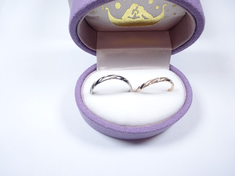 京都府宇治市 つや消しとつや出しが交互でオシャレなデザインが気に入り、ラプンツェルの結婚指輪をご成約のお客様です。