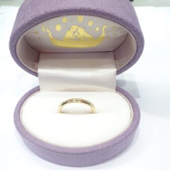 大阪府熊取町 奥様の大好きなラプンツェルの結婚指輪をサプライズでご成約のお客様です。