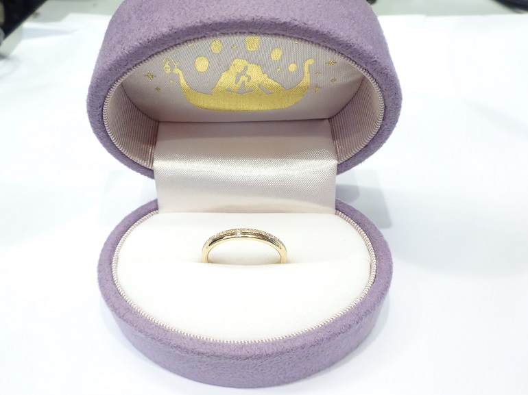 大阪府熊取町 奥様の大好きなラプンツェルの結婚指輪をサプライズでご成約のお客様です。