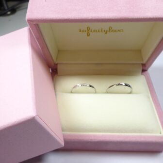 大阪府阪南市 シンプルで着けやすいインフィニティラブの結婚指輪をご成約のお客様です。