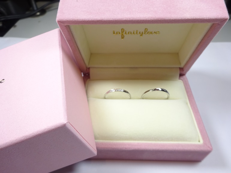 大阪府阪南市 シンプルで着けやすいインフィニティラブの結婚指輪をご成約のお客様です。