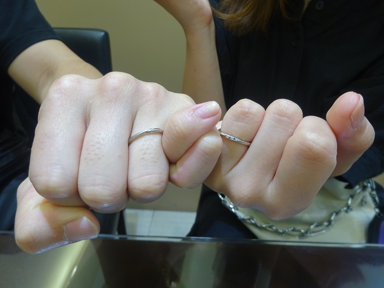 大阪府貝塚市 強度のある鍛造製法とデザインが気に入り、アイデアルプリュフォールの結婚指輪をご成約のお客様です。
