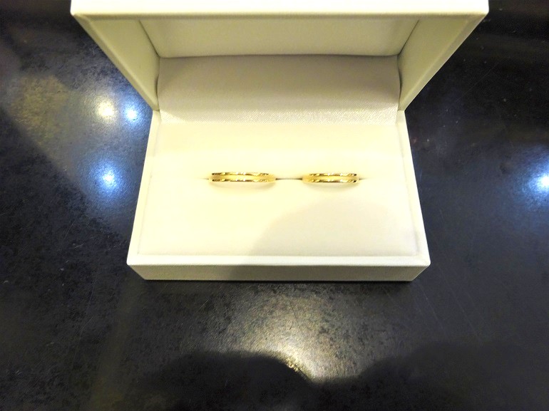 和歌山県紀の川市 大好きなゴールドでシンプルなガーデンオリジナルの結婚指輪をご成約のお客様です。