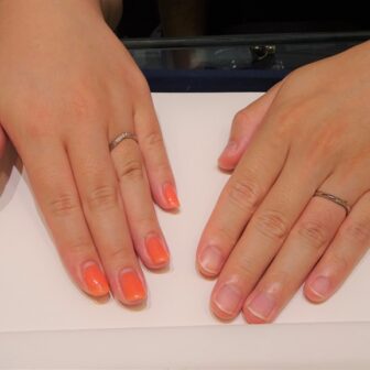 大阪府大阪市 丈夫な鍛造製法と自分たちに合うデザインがみつかり、アイデアルプリュフォールの結婚指輪をご成約のお客様です。