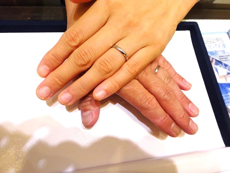 大阪府高石市 シンプルなデザインと丈夫な鍛造製法に惹かれ、インセンブレの結婚指輪をご成約のお客様です。