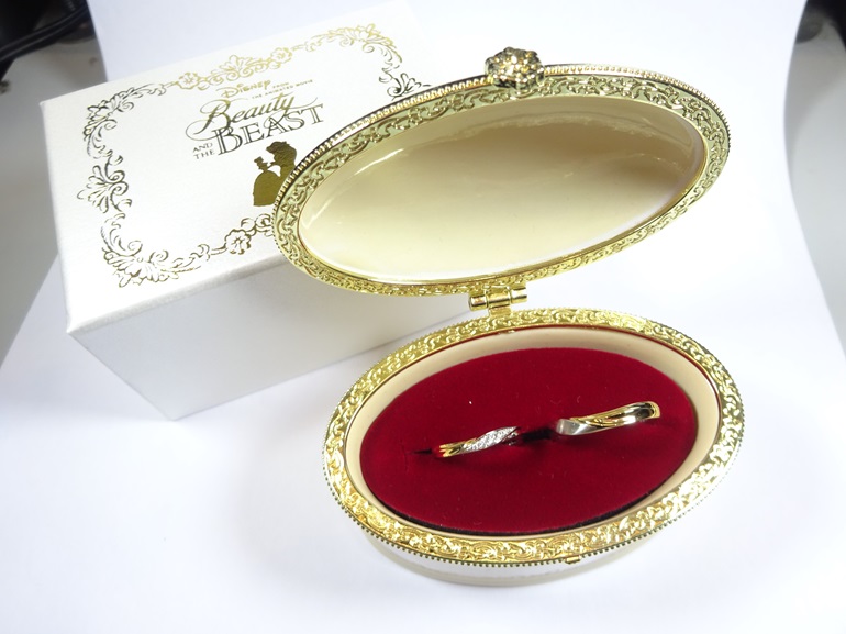 大阪府泉佐野市 期間限定でコンビカラーが気に入り、美女と野獣の結婚指輪をご成約のお客様です。