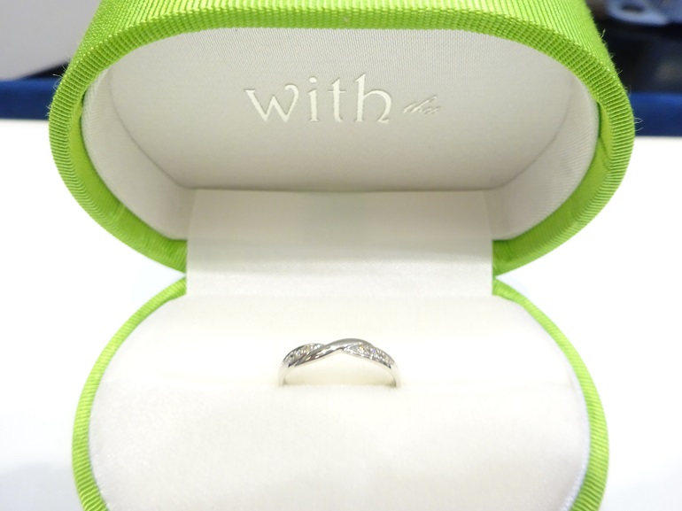 和歌山県紀の川市 捻りのあるデザインが気に入り、ウィズィーの結婚指輪をご成約のお客様です。