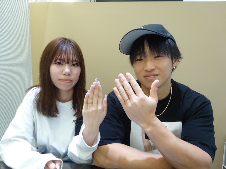 奈良県五條市 デザインと金額にお互い納得し、ブリッジの結婚指輪をご成約のお客様です。