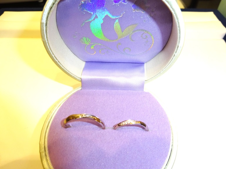 和歌山県岩出市 大好きなアリエルをモチーフにした、リトルマーメイドの結婚指輪をご成約のお客様です。