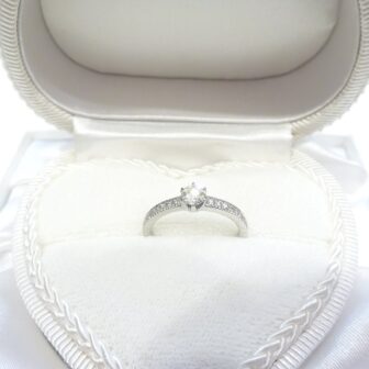 兵庫県宝塚市 キラキラでゴージャスな婚約指輪をご成約のお客様です。