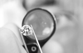 リングを際立たせる美しいダイヤモンド