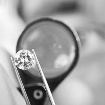 リングを際立たせる美しいダイヤモンド