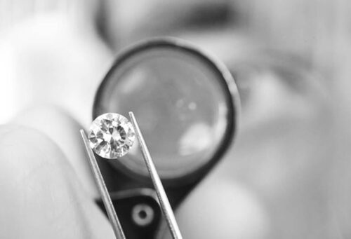 リングを際立たせる美しいダイヤモンド