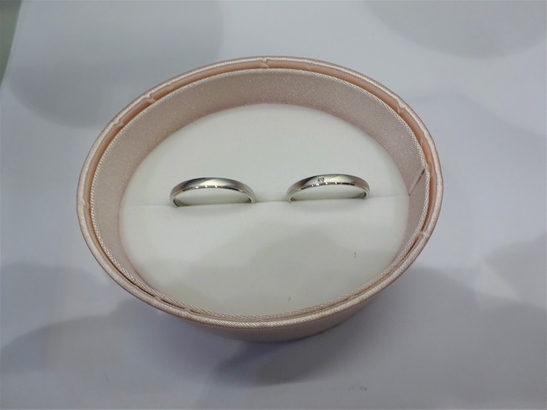 大阪府泉南市 ツヤ消しの感じと丸みのある見た目が2人とも気に入り、インセンブレの結婚指輪をご成約のお客様です。