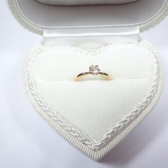 大阪府泉佐野市 お花のような留め方が可愛くて、gardenオリジナルの婚約指輪をご成約のお客様です。