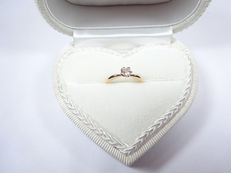 大阪府泉佐野市 お花のような留め方が可愛くて、gardenオリジナルの婚約指輪をご成約のお客様です。