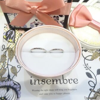 大阪府岸和田市 スタッフの方のオススメのシンプルなインセンブレの結婚指輪をご成約のお客様です。