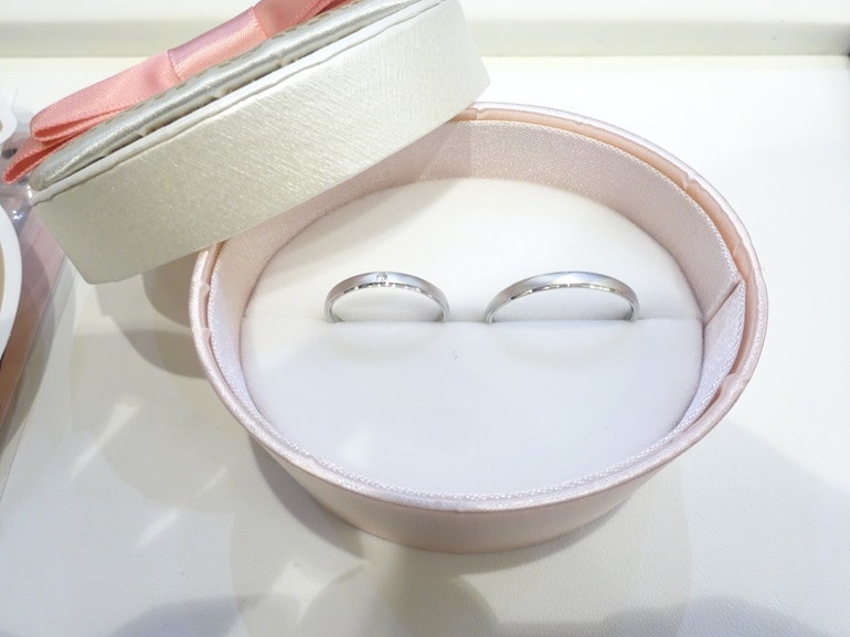 大阪府堺市 鍛造製法という丈夫な造りが気に入り、インセンブレの結婚指輪をご成約のお客様です。