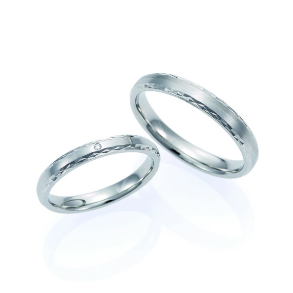 個性的な結婚指輪　鍛造のFISCHERのサイドカット