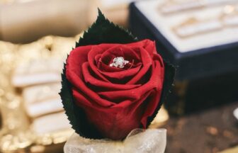 婚約指輪は特別な時だけ着けるもの──そう思っていませんか？ 大切な愛の証だからこそ、日常の中でふと目に入ったときの嬉しさや華やぐ気持ちは格別です。 「せっかくなら毎日身に着けたい」という方へ向けて、日常使いしやすい指輪の選び方をまとめました。さらに、シンプルからおしゃれまでテイスト別の婚約指輪も集めています。あなたの「なりたいイメージ」に寄り添う指輪選びの参考にしてみてくださいね。