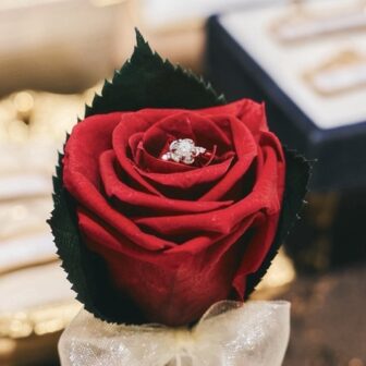 婚約指輪は特別な時だけ着けるもの──そう思っていませんか？ 大切な愛の証だからこそ、日常の中でふと目に入ったときの嬉しさや華やぐ気持ちは格別です。 「せっかくなら毎日身に着けたい」という方へ向けて、日常使いしやすい指輪の選び方をまとめました。さらに、シンプルからおしゃれまでテイスト別の婚約指輪も集めています。あなたの「なりたいイメージ」に寄り添う指輪選びの参考にしてみてくださいね。