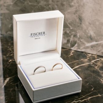 【京都】シンプルなのに特別感。デザインと耐久性を両立した「フィッシャー」の結婚指輪