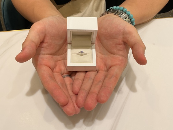 【大阪府・枚方市】Little gardenの婚約指輪をご成約いただきました。